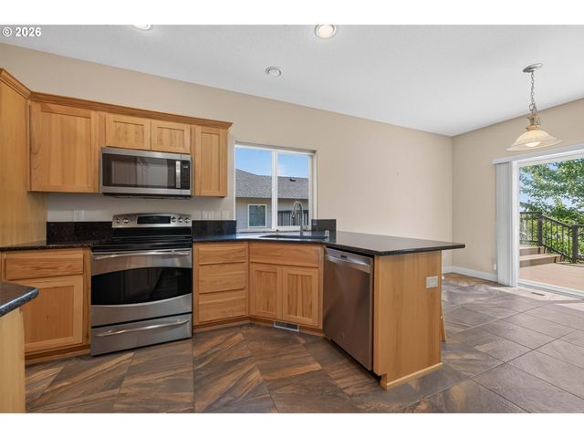 722 E 18TH St, La Center, WA 98629
