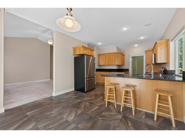 722 E 18TH St, La Center, WA 98629