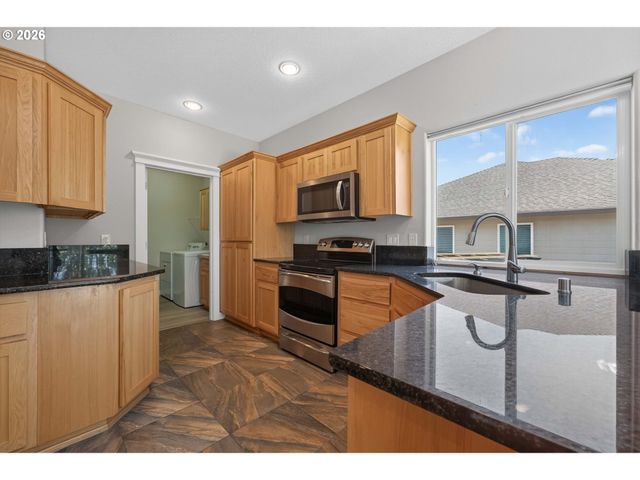 722 E 18TH St, La Center, WA 98629