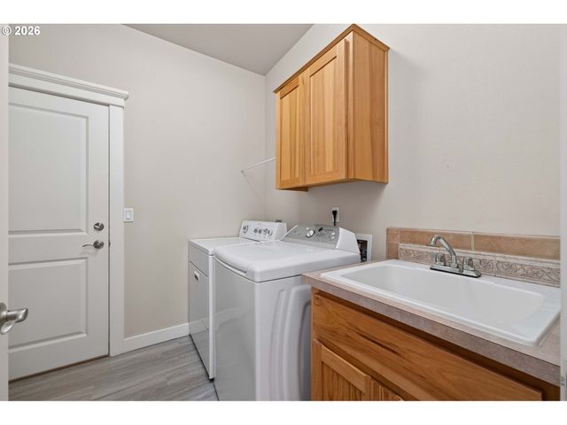 722 E 18TH St, La Center, WA 98629