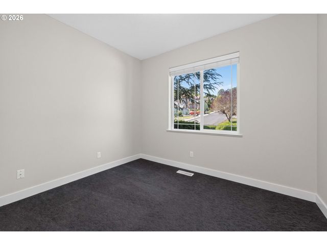 722 E 18TH St, La Center, WA 98629