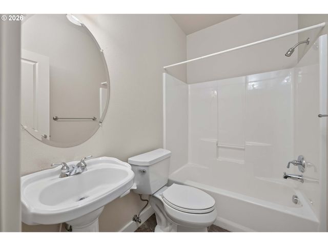 722 E 18TH St, La Center, WA 98629