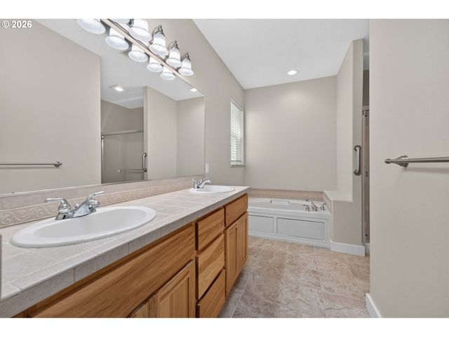 722 E 18TH St, La Center, WA 98629