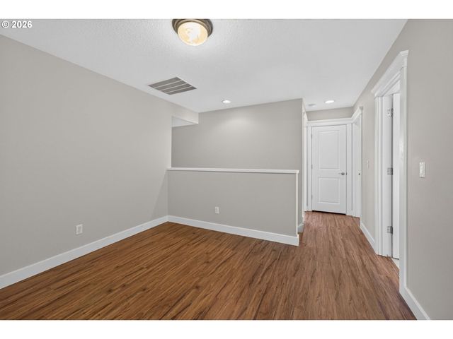 722 E 18TH St, La Center, WA 98629
