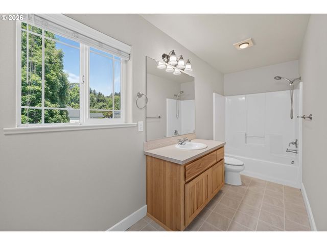 722 E 18TH St, La Center, WA 98629