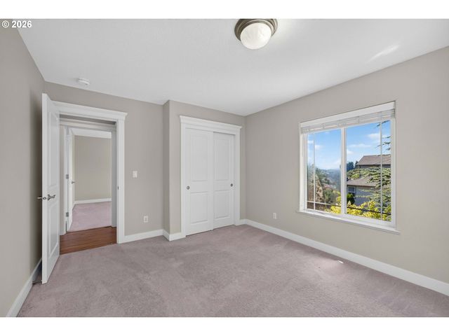 722 E 18TH St, La Center, WA 98629