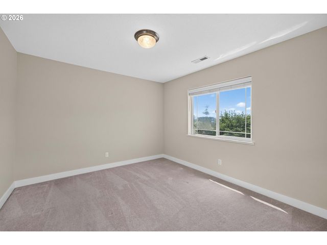 722 E 18TH St, La Center, WA 98629