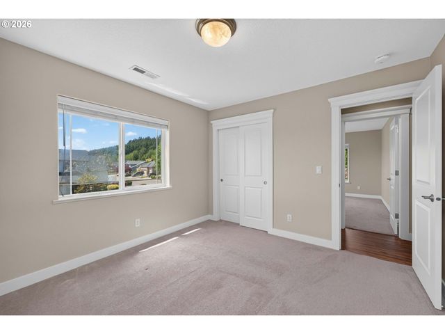 722 E 18TH St, La Center, WA 98629