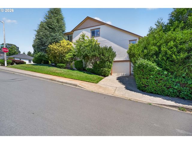 722 E 18TH St, La Center, WA 98629