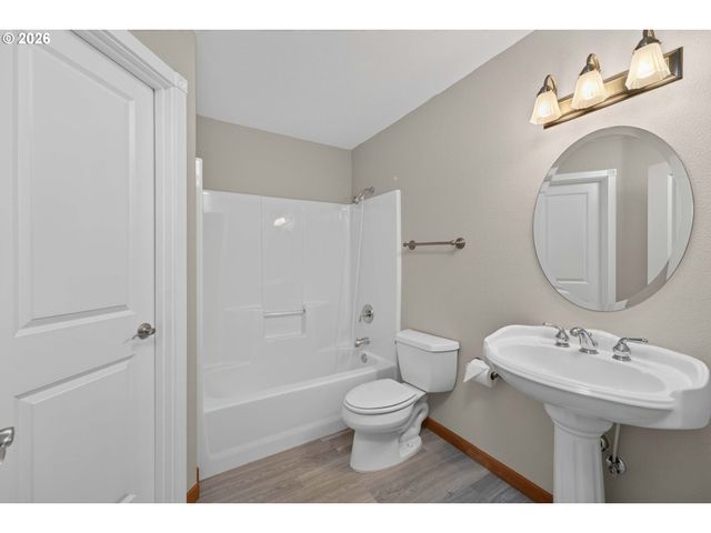 722 E 18TH St, La Center, WA 98629