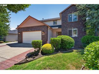 722 E 18TH St, La Center, WA 98629