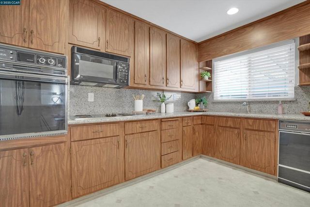 234 Yosemite Dr, Pittsburg, CA 94565