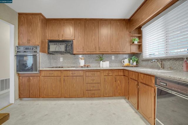 234 Yosemite Dr, Pittsburg, CA 94565