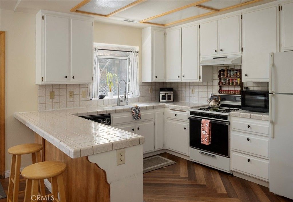 Image 3 of property listing at 32807 Deer Lick Drive, Running Springs, CA 92382