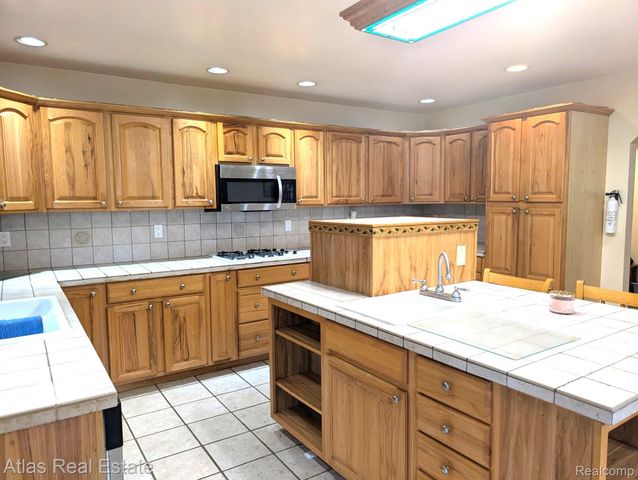 5449 Woodlawn Drive, Genesee Charter Township, MI 48506