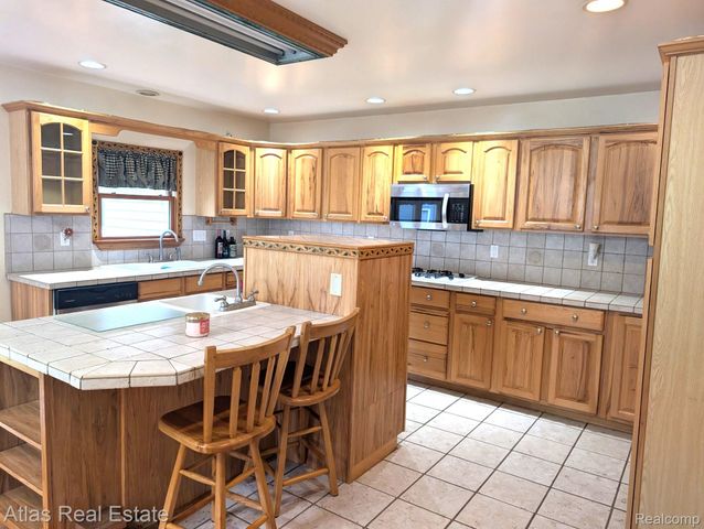 5449 Woodlawn Drive, Genesee Charter Township, MI 48506