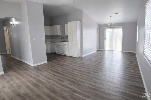 7507 Cross Glade Street, Bakersfield, CA 93307