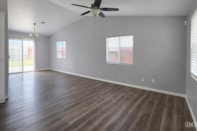 7507 Cross Glade Street, Bakersfield, CA 93307