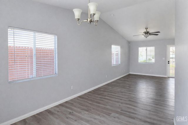 7507 Cross Glade Street, Bakersfield, CA 93307