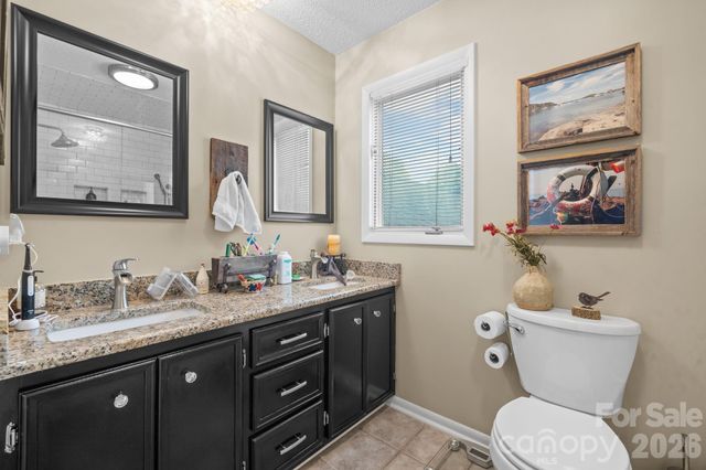 446 17th Avenue Drive NE, Hickory, NC 28601
