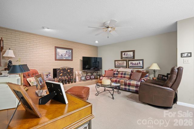 446 17th Avenue Drive NE, Hickory, NC 28601