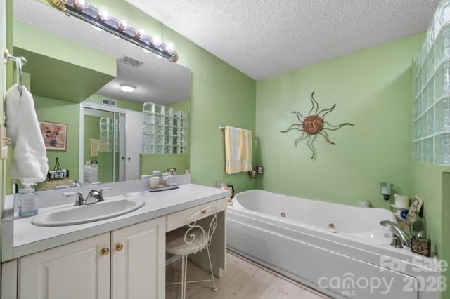 446 17th Avenue Drive NE, Hickory, NC 28601