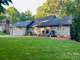 446 17th Avenue Drive NE, Hickory, NC 28601