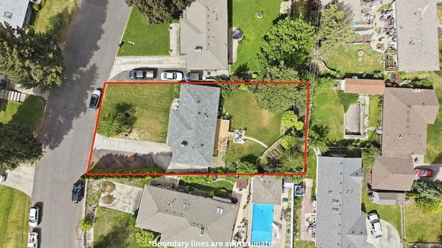 8312 N JEFFERSON Dr, Spokane, WA 99208