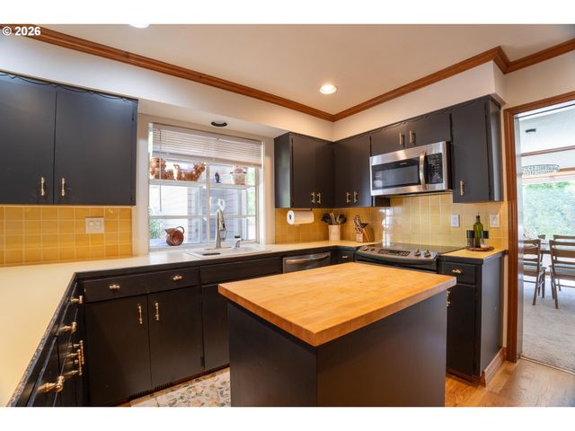 31 CHURCHILL DOWNS, Lake Oswego, OR 97035