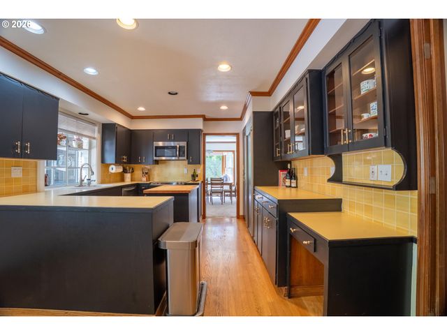 31 CHURCHILL DOWNS, Lake Oswego, OR 97035