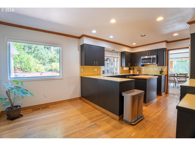 31 CHURCHILL DOWNS, Lake Oswego, OR 97035