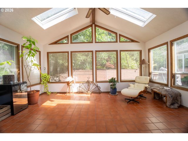 31 CHURCHILL DOWNS, Lake Oswego, OR 97035
