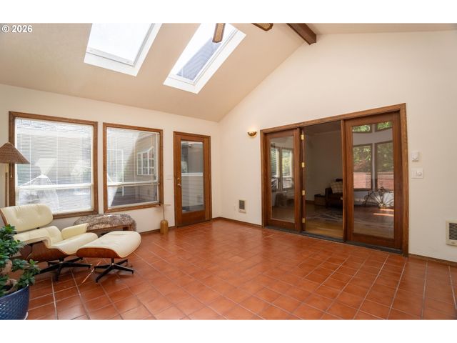 31 CHURCHILL DOWNS, Lake Oswego, OR 97035