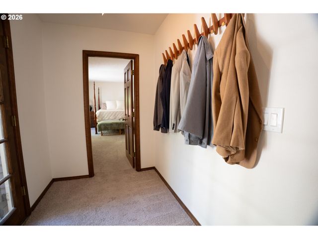 31 CHURCHILL DOWNS, Lake Oswego, OR 97035