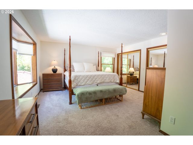 31 CHURCHILL DOWNS, Lake Oswego, OR 97035