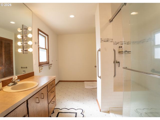 31 CHURCHILL DOWNS, Lake Oswego, OR 97035