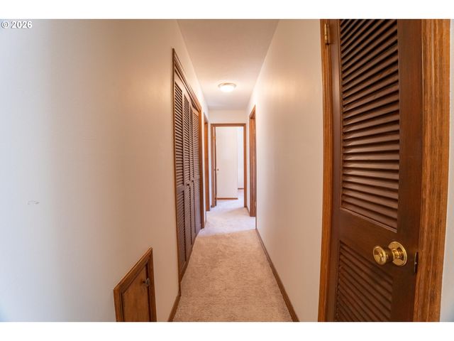 31 CHURCHILL DOWNS, Lake Oswego, OR 97035