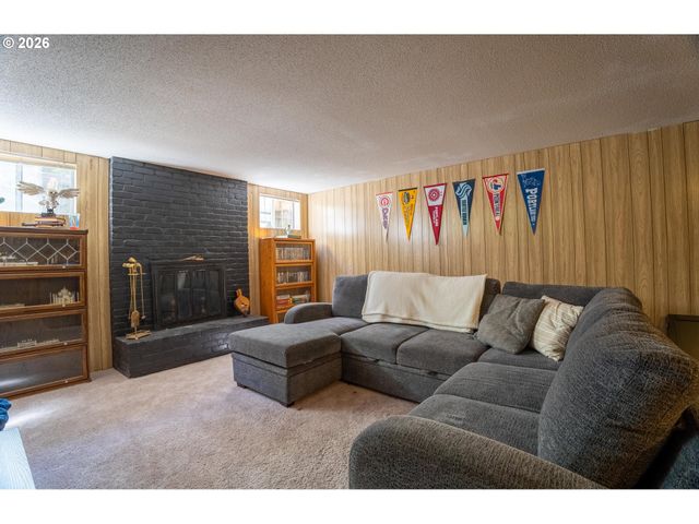 31 CHURCHILL DOWNS, Lake Oswego, OR 97035