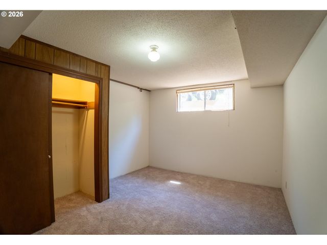 31 CHURCHILL DOWNS, Lake Oswego, OR 97035
