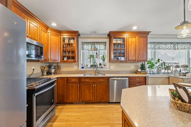 765 Pine Hill Dr, New Bedford, MA 02745