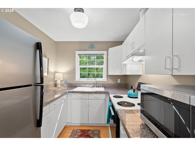 4550 DOGWOOD Dr, Lake Oswego, OR 97035