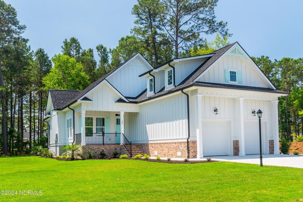 527 S Middleton Drive NW, Calabash, NC 28467