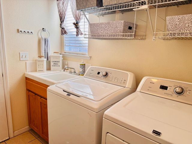 2559 E Fallbrook Avenue, Fresno, CA 93720