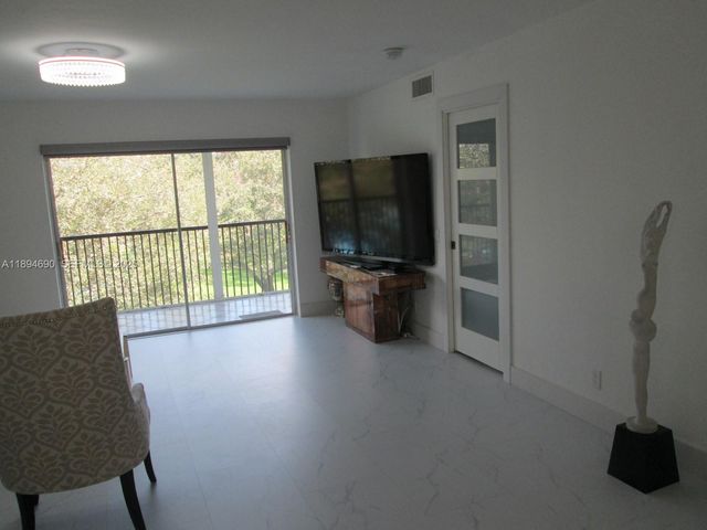 150 S Hollybrook Terrace 303, Pembroke Pines, FL 33025