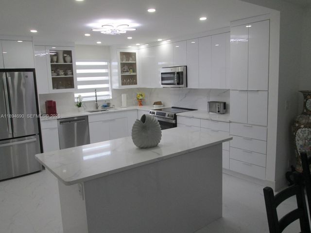 150 S Hollybrook Terrace 303, Pembroke Pines, FL 33025