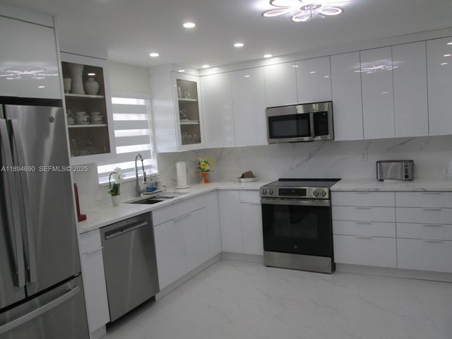 150 S Hollybrook Terrace 303, Pembroke Pines, FL 33025