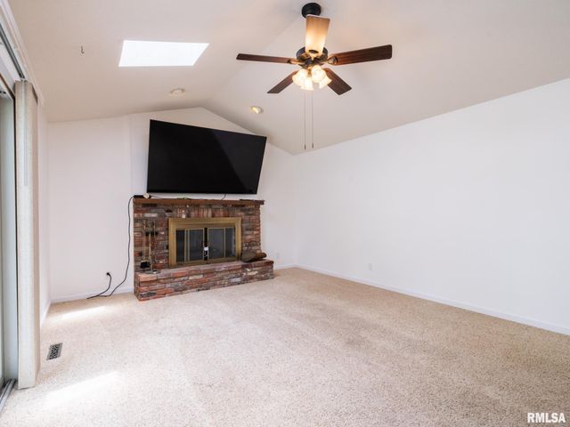 6607 N CAMELOT Road, Peoria, IL 61615
