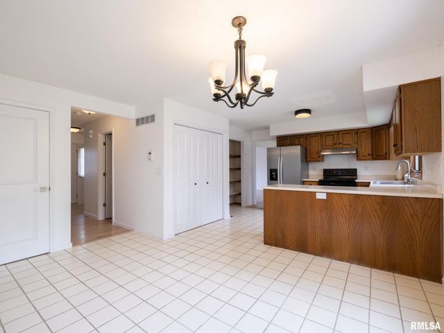 6607 N CAMELOT Road, Peoria, IL 61615