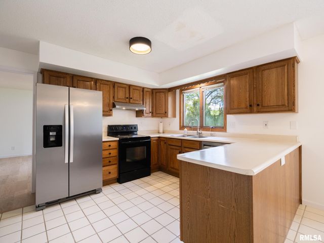 6607 N CAMELOT Road, Peoria, IL 61615