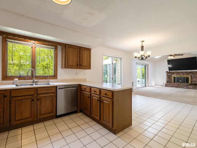 6607 N CAMELOT Road, Peoria, IL 61615